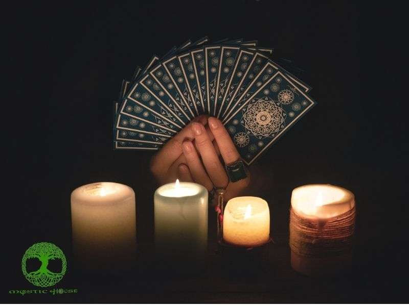 Thanh tẩy bài tarot bằng phương pháp gì