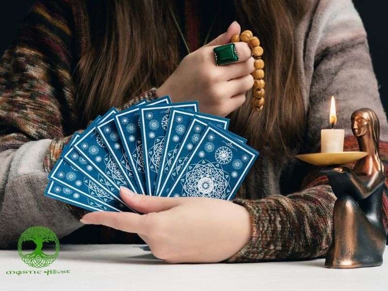 Tầm quan trọng của trực giác và kết nối cá nhân khi chọn bộ bài tarot là gì