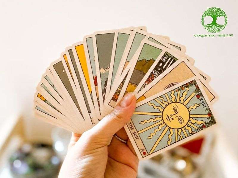 Làm sao để đọc và kết hợp các lá bài ẩn phụ 