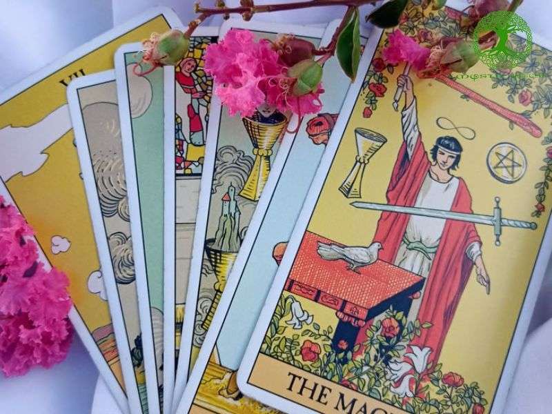 Các mặt nghĩa của lá bài The Magician khi xuôi