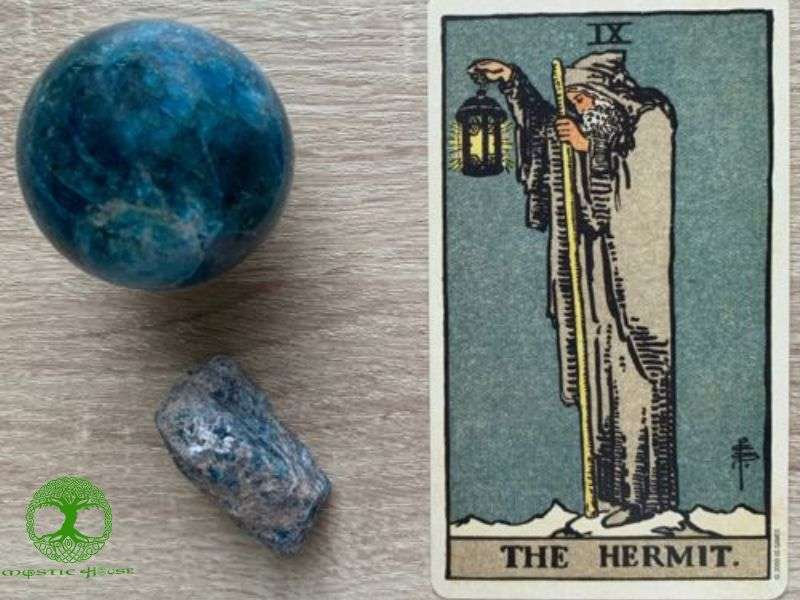 Hình ảnh trên lá bài The Hermit mô tả 