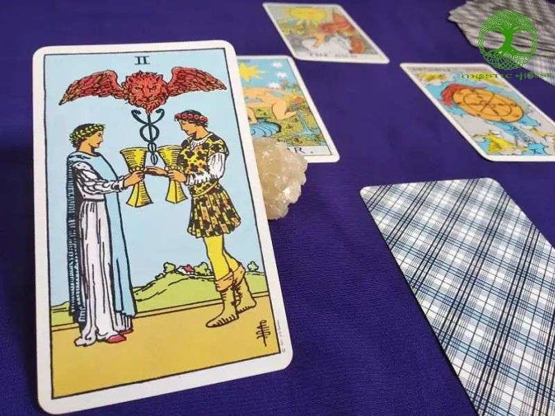 Lá bài two of cups xuôi