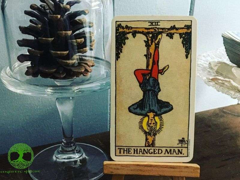 Lưu ý khi giải nghĩa lá bài The Hanged Man 