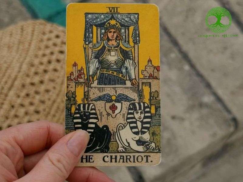 The chariot kết hợp với lá bài khác
