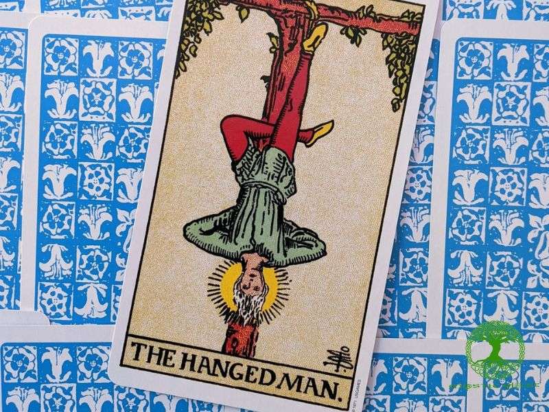 Tổng quan về lá bài The Hanged Man là gì