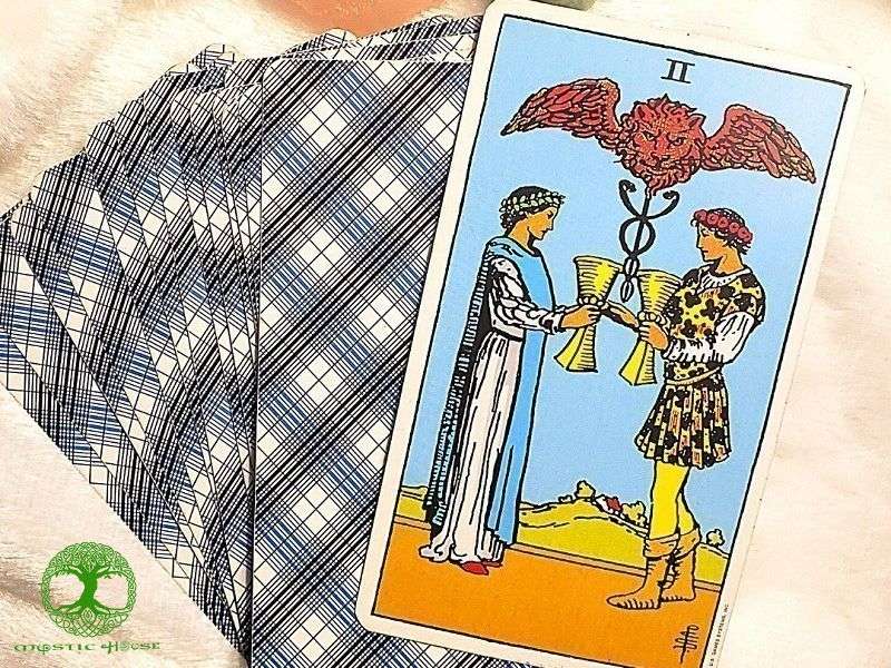 Tổng quan về lá bài two of cups là gì