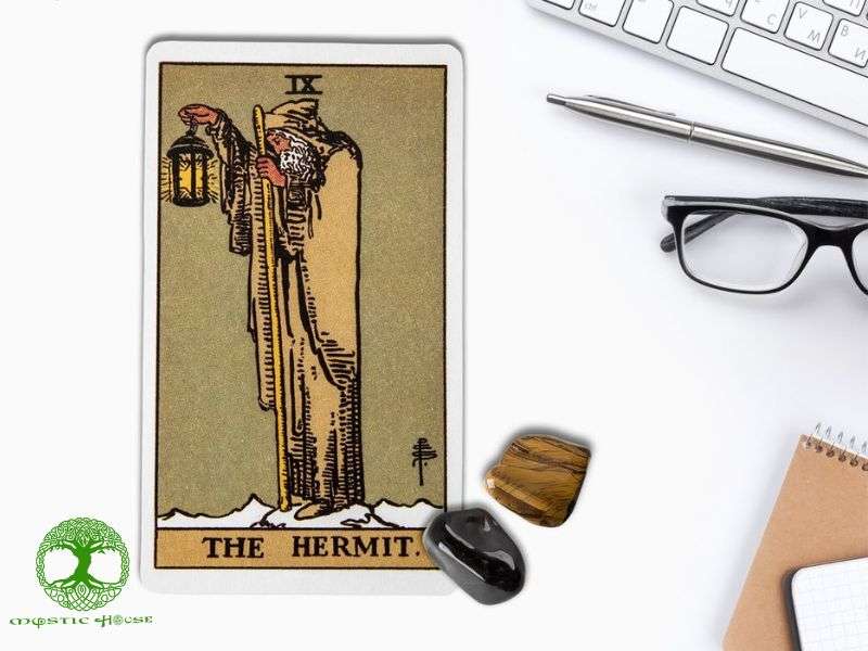 Lá bài The Hermit xuất hiện ngược 