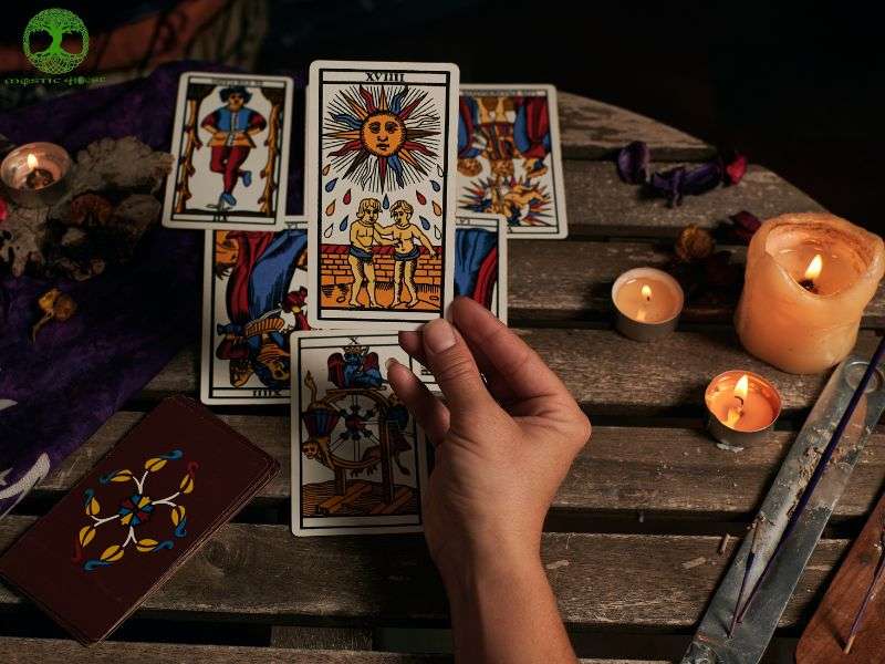 7 Cách đặt câu hỏi tarot hiệu quả giúp trải bài chính xác