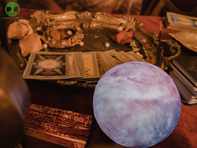 Ví dụ mẫu câu hỏi tarot cho từng chủ đề
