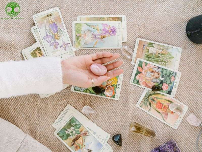 Làm thế sao để chọn và kết nối với bộ bài tarot đầu tiên