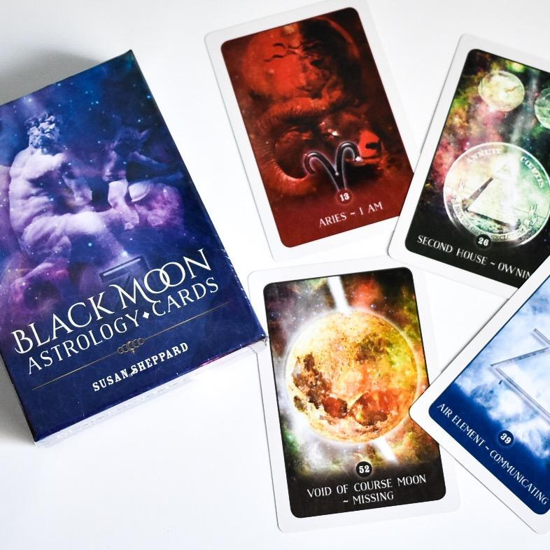 Bộ Bài Black Moon Astrology Cards - Kết Nối Bạn Với Các Vì Sao